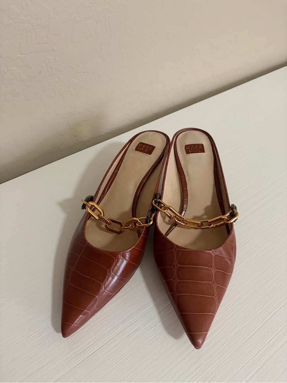 🤎🐊New🐊🤎Louise et Cie Brown Croc-Embossed Pointed Mules Gold Chain Detail